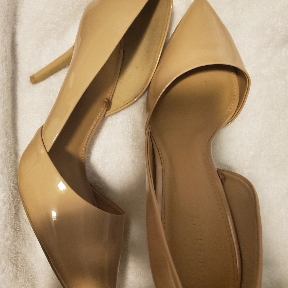 Nude pumps